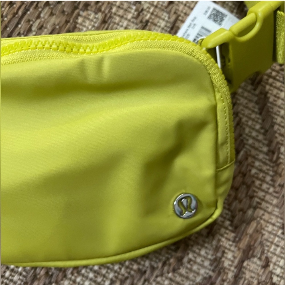 Lululemon Everywhere Belt Bag Crossbody Electric Lemon Neon Yellow - Picture 9 of 14